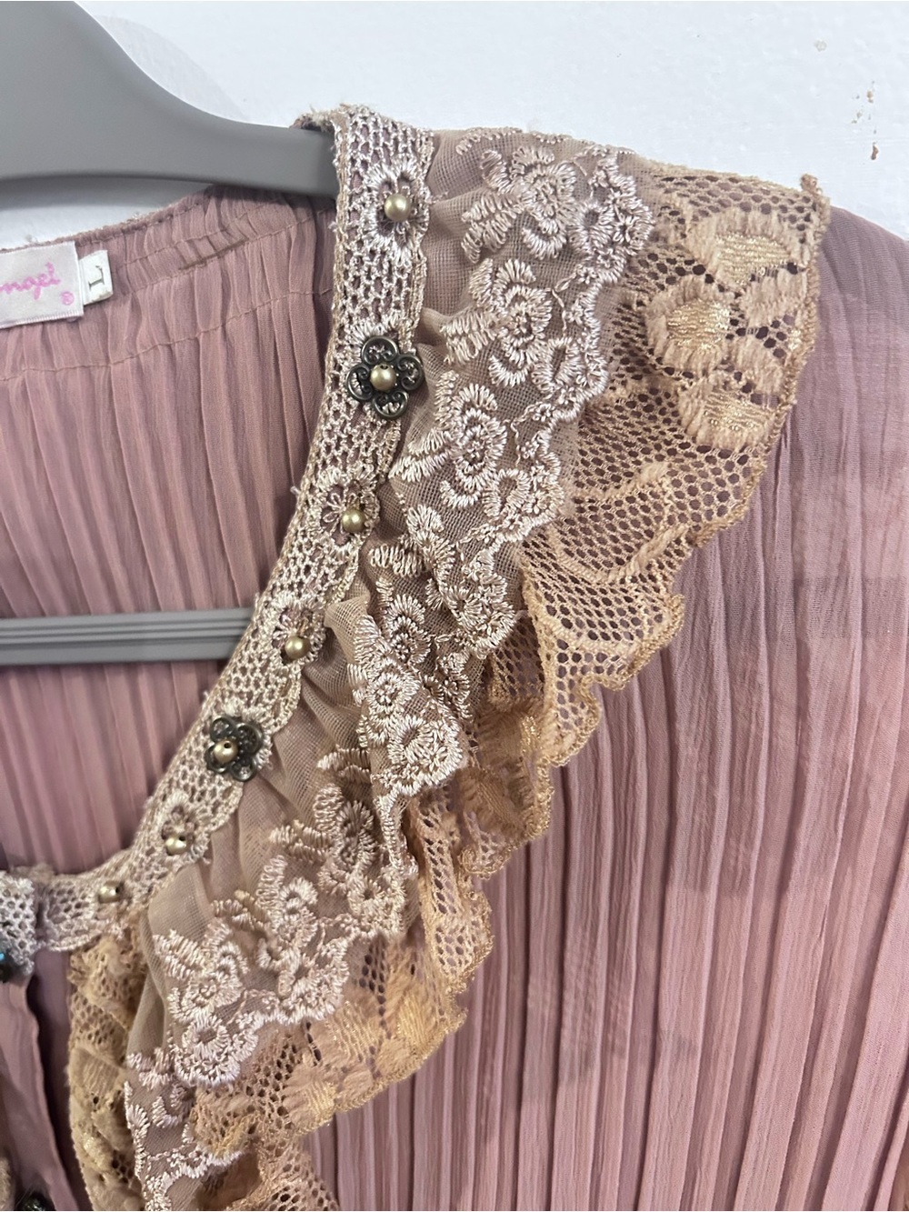 Vintage-Inspired Pink Lace Ruffle Button-Front Top - Picture 3 of 9